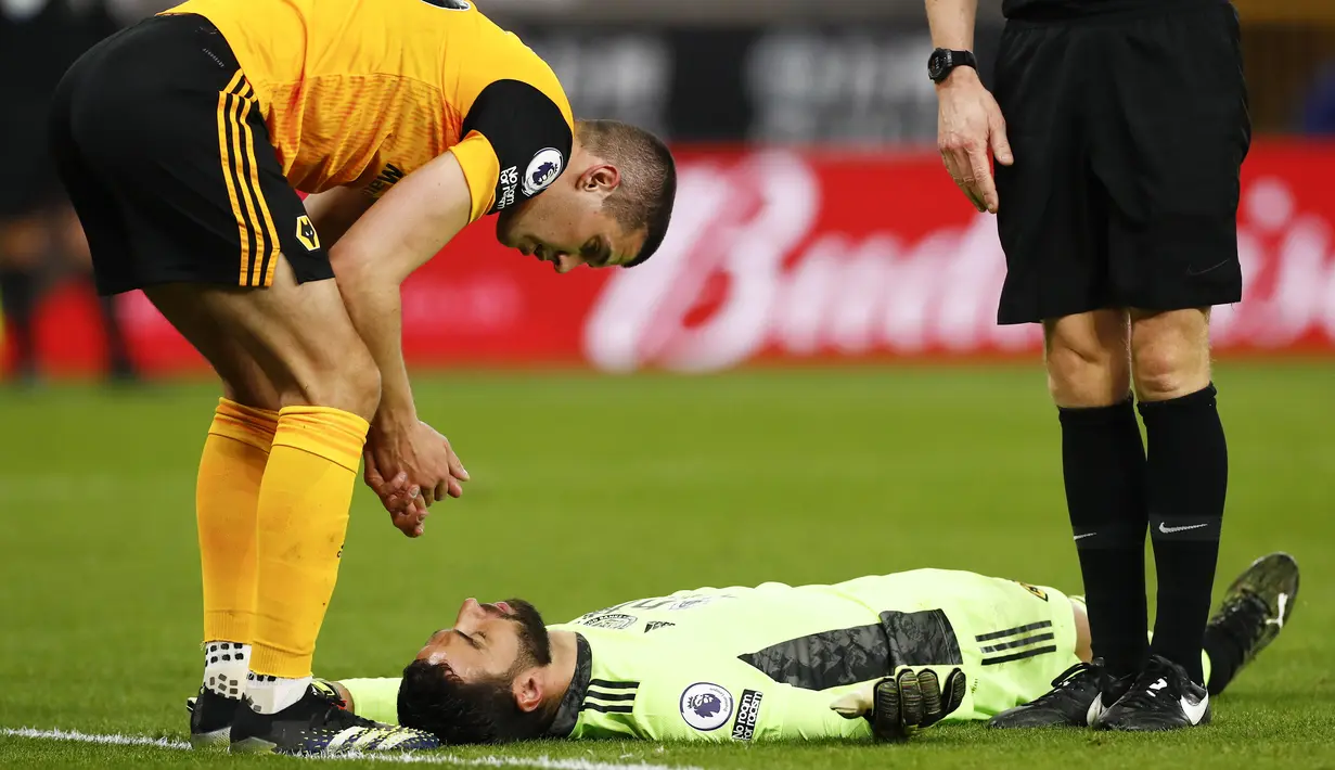 Kiper Wolverhampton Wanderers, Rui Patricio, mengalami nasib buruk saat membela timnya kontra Liverpool di pekan ke-29 Liga Inggris 2020-2021. (AP Photo/Jason Cairnduff,Pool)
