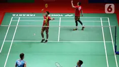 Pebulu tangkis ganda putra Indonesia, Fajar Alfian/Muhammad Rian Ardianto saat bertanding melawan Lee Yang/Wang Chi-Lin (China Taipei) pada Perempat Final Indonesia Masters 2022 di Istora Senayan, Jakarta, Jumat (10/6/2022). Fajar/Rian unggul 21-15, 21-18. (Liputan6.com/Helmi Fithriansyah)
