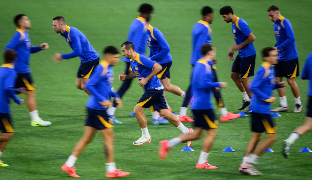 Para pemain Inter Milan melakukan pemanasan selama sesi latihan di Stadion Wankdorf, Bern pada 22 Oktober 2024. (Fabrice COFFRINI/AFP)