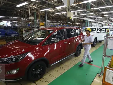Pekerja mengecek hasil pembuatan mobil Toyota Fortuner dan Innova di TMMIN Karawang Plant 1, Jawa Barat, Kamis (23/2). Ekspor kendaraan roda empat diprediksi tumbuh sebesar tujuh persen di sepanjang 2017. (Liputan6.com/Immanuel Antonius)