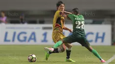 Pemain PS TNI, Kasim Slamat (kanan) berebut bola dengan pemain Mitra Kukar, Oh Inkyun pada lanjutan Liga 1 2017 di Stadion Pakansari, Bogor (26/9/2017). PS TNI menang 2-1. (Bola.com/Nicklas Hanoatubun)