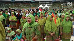 Ribuan kader Muslimat NU saat menghadiri Harlah ke-73 Muslimat NU di SUGBK, Jakarta, Minggu (27/1). Acara ini dihadiri sekitar 100 ribu kader Muslimat NU seluruh Indonesia. (Liputan6.com/JohanTallo)