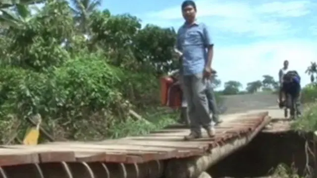 Jembatan Ambruk Akibat Dihantam Derasnya Arus Sungai