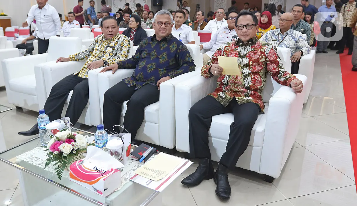 Mendagri, Tito Karnavian (tengah), Ketua KPU Arief Budiman (kiri) dan Ketua Bawaslu Abhan jelang Serah Terima Data Penduduk Potensial Pemilih Pemilihan (DP4) untuk Pemilihan Serentak 2020 di Jakarta, Kamis (23/1/2020). Kemendagri menyerahkan DP4 dengan jumlah 105 juta. (Liputan6.com/Herman Zakharia)