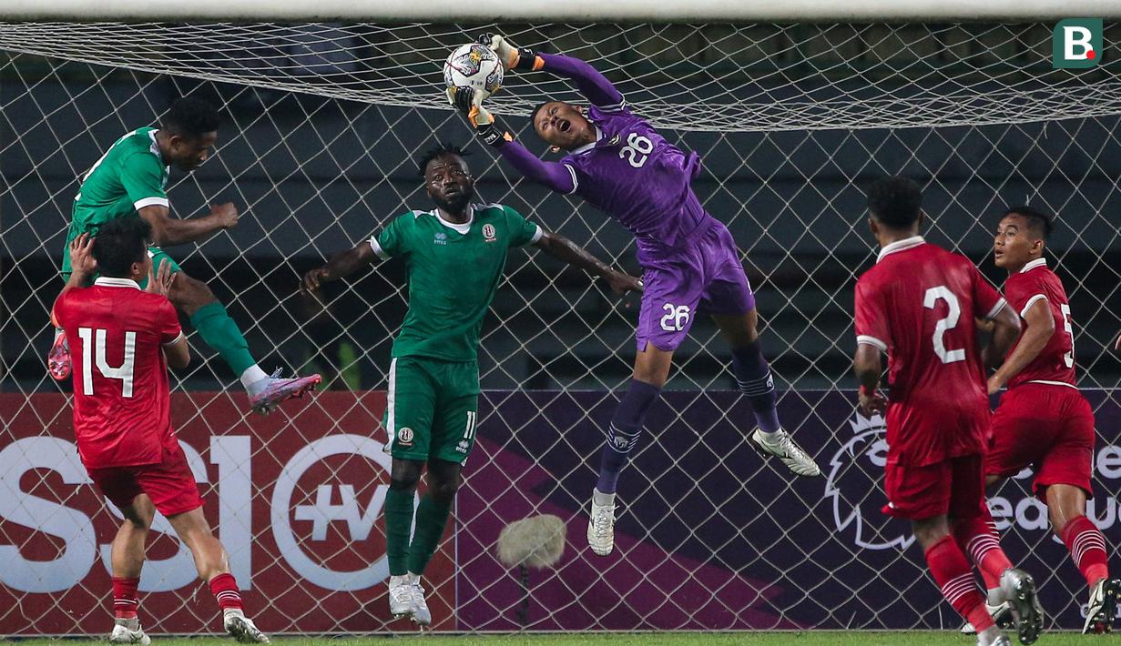 <p>Penjaga gawang&nbsp;timnas Indonesia, Syahrul Trisna Fadillah (tengah), berhasil menangkap bola dari jangkauan pemain Burundi dalam pertandingan uji coba FIFA Matchday yang berlangsung di stadion Patriot Candrabhaga, Bekasi, Sabtu (25/3/2023). (Bola.com/Bagaskara Lazuardi)</p>