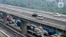 Sejumlah kendaraan roda empat melintas di Tol Layang Jakarta-Cikampek (Japek) II di Tambun, Kabupaten Bekasi, Jawa Barat, Senin (16/12/2019). Tol Layang Japek II beroperasi untuk kendaraan golongan I tanpa tarif dengan minimum kecepatan 60 km dan Maksimum 80 km per jam. (Liputan6.com/Faizal Fanani)