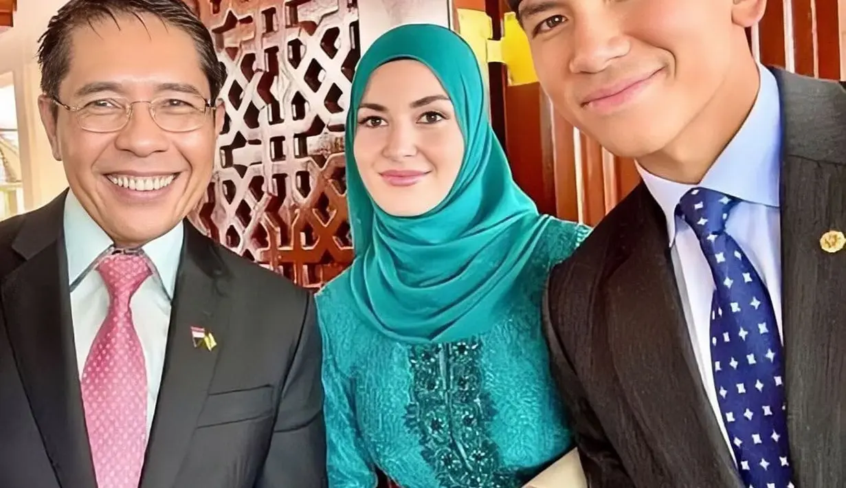 Baju kurung warna hijau tosca yang segar dengan detail bordiran di panel bagian depan dan lengan sempurna untuk lebaran. [@anisharsnh/@mateen_anishh/@tehfirdaus]