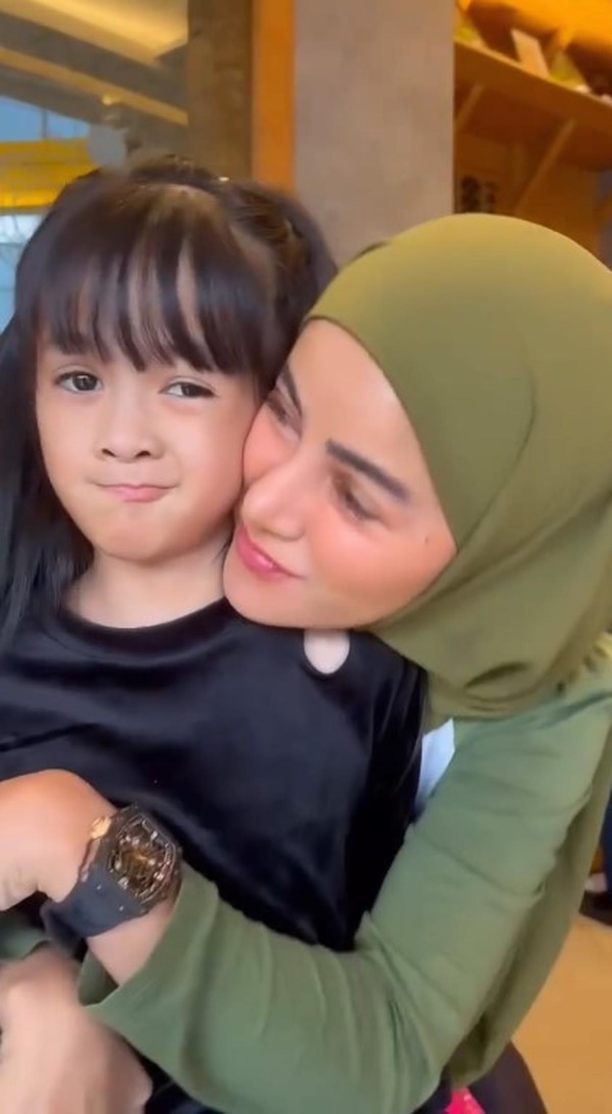 7 Potret Adreena Anak Bungsu Olla Ramlan yang Ultah ke-7, Makin Cantik