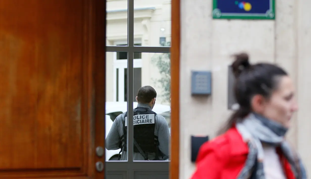 Seorang polisi berdiri di luar kantor Google di Paris, Prancis, Selasa (24/5). Perusahaan raksasa internet ini dituduh mengemplang pajak sehingga berhutang sebesar 1,6 miliar Euro (sekitar Rp18,3 triliun) kepada pemerintah Prancis (MATTHIEU ALEXANDRE/AFP)