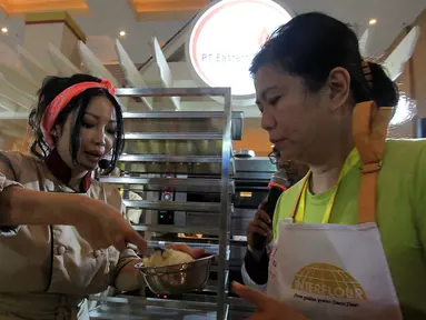 Chef Marinka mengajak pengunjung membuat kue dengan bahan tepung terigu kompas produk Interflour Indonesia saat  pameran SIAL INTERFOOD 2016 di JIEXPO Kemayoran, Jakarta, Sabtu (10/11). (Liputan6.com/Istimewa)