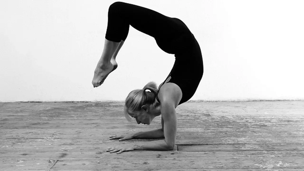 Olahraga yoga mampu membuat keseimbangan pada tubuh.