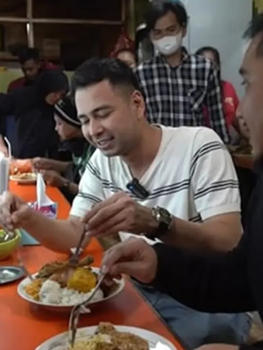 Terkenal sebagai 'Sultan Andara' tak membuat Raffi Ahmad meninggalkan sisi sederhananya. Ia terlihat senang saat bisa menikmati makanan di warteg. Momen ayah Rayyanza saat makan di warteg ini terlihat sumringah dengan senyum yang terus terlihat. (Liputan6.com/YouTube/RANS Entertainment)