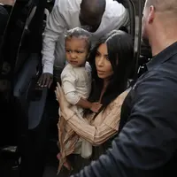 Kim Kardashian selalu memamerkan kedekatan dan keharmonisan kelaurganya lewat akun Instagram. Namun, benarkah mereka juga dekat di dunia nyata? (AHMAD GHARABLI / AFP)