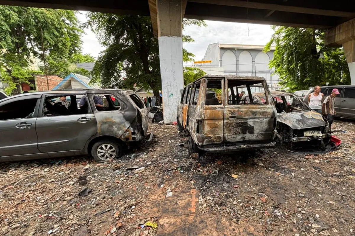 Mobil terbakar di kolong rel kereta api kawasan Karang Anyar, Sawah Besar, Jakarta Pusat.