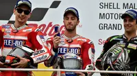 Pujian tinggi kepada Andrea Dovizioso (tengah) kepada rekan setimnya, Jorge Lorenzo (kiri) setelah MotoGP Malaysia di Sirkuit Sepang, Minggu (29/10/2017). (Twitter/Ducati Motor)