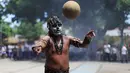 Seorang pemain berusaha menahan bola saat ikut ambil bagian dalam pertandingan Bola Maya di dalam upacara kebudayaan di Aguilares, El Salvador 8 Juli 2016. (REUTERS/Jose Cabezas)