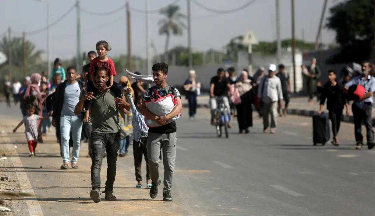Ribuan warga di Gaza utara mulai meninggalkan wilayahnya setelah militer Israel memberi waktu mereka untuk menyelamatkan diri ke selatan. (AP Photo/Mohammed Dahman)