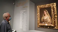 Seorang pengunjung mengamati sebuah lukisan dalam pameran "Raffaello 1483-1520" di Roma, Italia, pada 2 Juli 2020. Pameran retrospektif terbesar tentang kehidupan dan karya maestro zaman Renaisans Raphael, baru-baru ini dibuka kembali untuk umum di Scuderie del Quirinale di Roma. (Xinhua/Cheng Tingt
