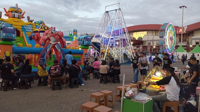 Pasar Malam Empat Satoe Slank