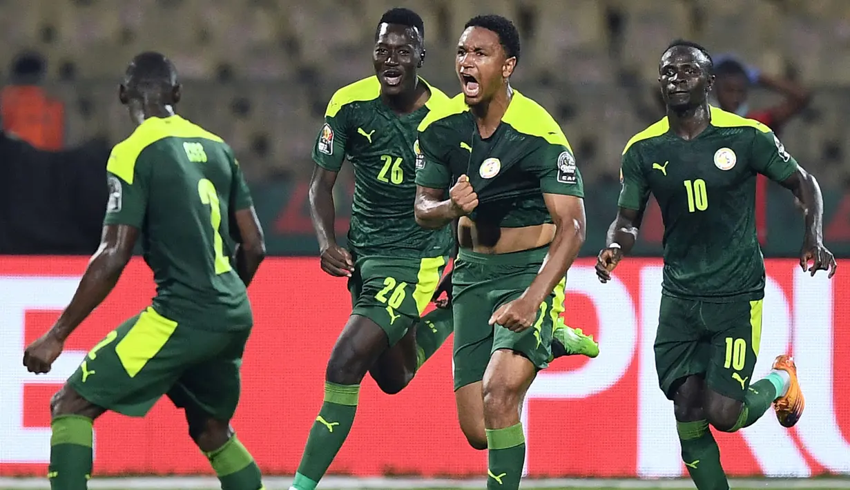 Senegal yang dilatih sang legenda, Aliou Cissé datang dengan sederet pemain top seperti Edouard Mendy, Kalidou Koulibaly, Idrissa Gueye, Cheikhou Kouyate, serta Sadio Mane. Tim yang berjuluk Singa dari Teranga akan tergabung di Grup A bersama Ekuador, Belanda, dan tuan rumah Qatar. Pada Piala Dunia 2002, Senegal mampu mengukir sejarah usai sukses melangkah ke partai semifinal sebelum dijegal oleh Turki. (AFP/Charly Triballeau)