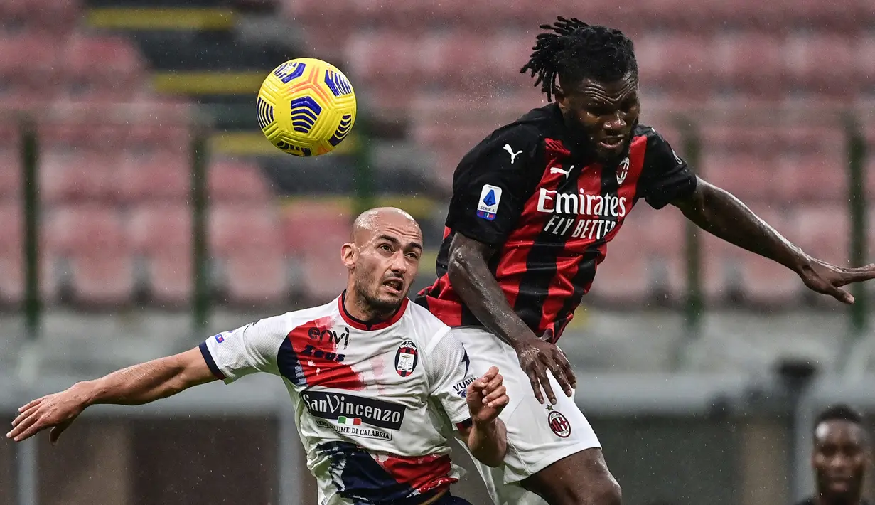 Gelandang Crotone, Ahmed Benali (kiri) berduel udara dengan gelandang AC Milan, Franck Kessie dalam laga lanjutan Liga Italia 2020/21 pekan ke-21 di San Siro Stadium, Milan, Minggu (7/2/2021). Crotone kalah 0-4 dari AC Milan. (AFP/Miguel Medina)