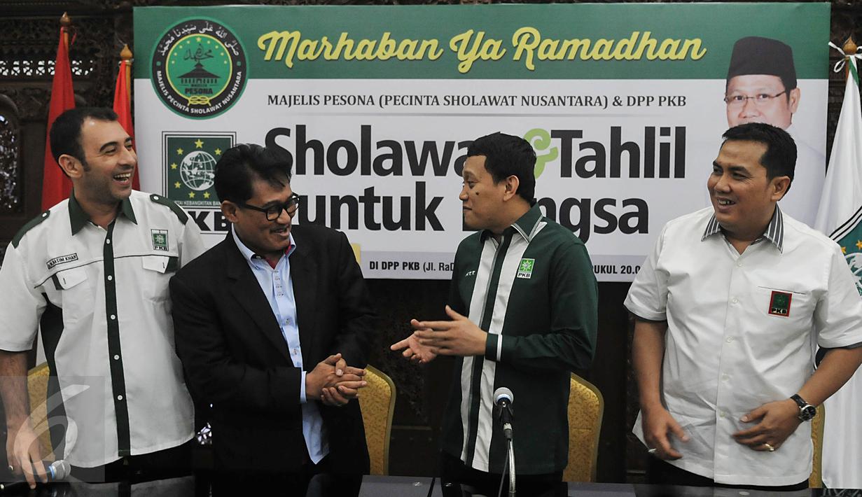 Dari Kiri-Kanan: Nashim Khan, Andy Muawiyah Ramly, Abdul Kadir Karding dan Helmy Faishal Zaini saat memberikan keterangan pers, Jakarta, Rabu (17/6/2015). PKB menggelar Sholawat dan Tahlil untuk Bangsa pada 23 Juni mendatang. (Liputan6.com/Johan Tallo)
