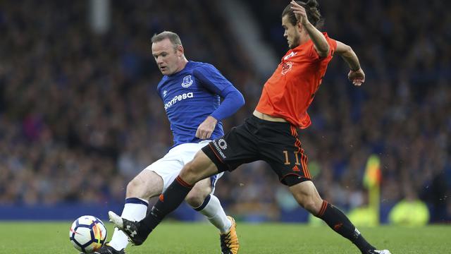 Striker Everton, Wayne Rooney (kiri), menghadapi Ruzomberok di Liga Europa setelah meninggalkan Manchester United (MU) musim panas ini. (AP Photo/Barrington Coombs)