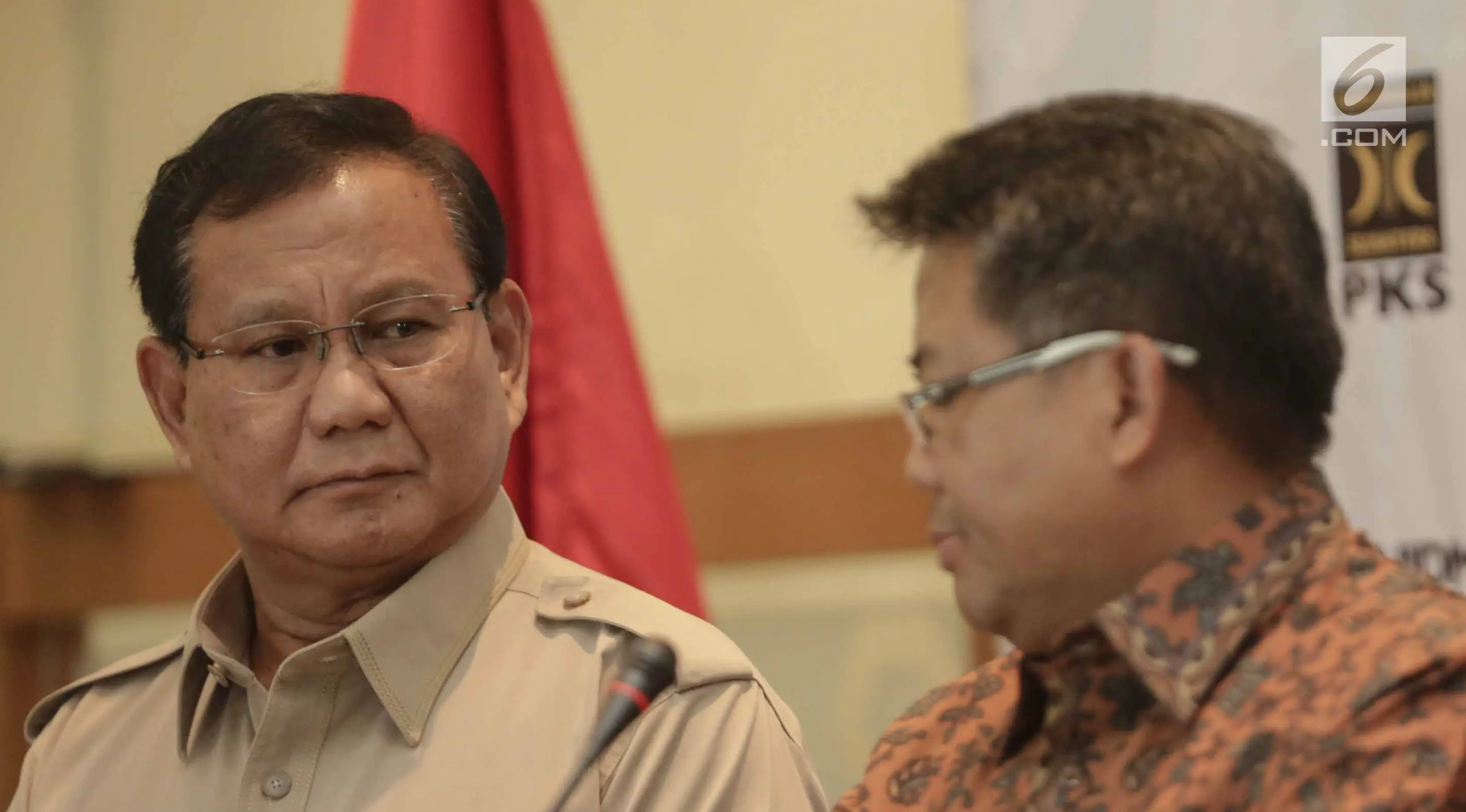 Ketum Partai Gerindra, Prabowo Subianto saat mendengarkan Presiden PKS, Sohibul Iman memberikan keterangan pers di Kantor PKS, Jakarta, Minggu (24/12). Gerindra, PAN, dan PKS, sepakat untuk berkoalisi di Pilkada Serentak. (Liputan6.com/Faizal Fanani)