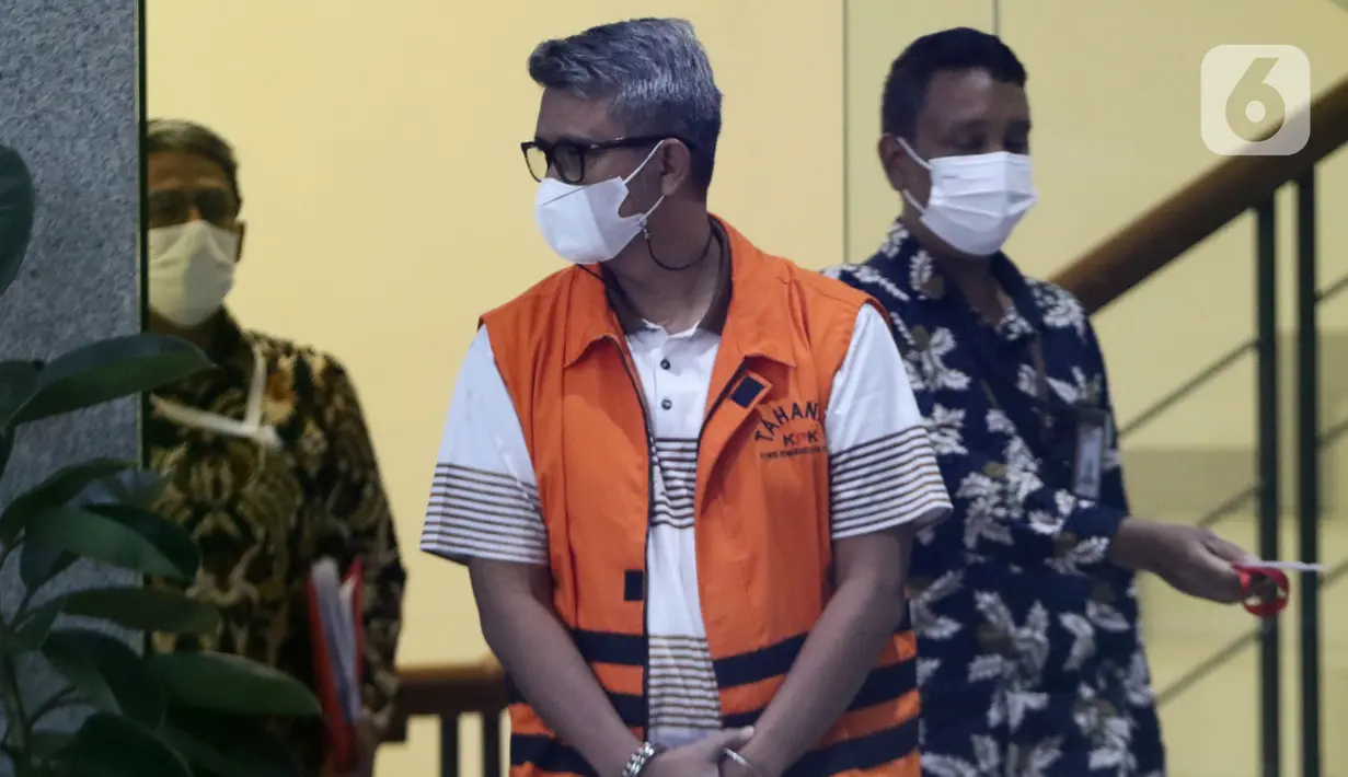Bupati Bintan nonaktif Apri Sujadi (tengah) berjalan keluar Gedung KPK, Jakarta, Kamis (28/10/2021). Apri menjalani pemeriksaan dugaan korupsi pengaturan barang kena cukai dalam pengelolaan Kawasan Perdagangan Bebas dan Pelabuhan Bebas (KPBPB) Kab Bintan 2016-2018. (Liputan6.com/Helmi Fithriansyah)