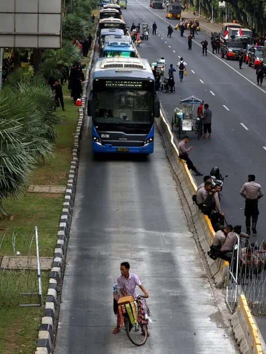 Suasana akses jalan menuju Istana Negara, Jakarta, Senin (14/10/2019). Hingga sore hari, polisi masih menutup jalan dikarenakan isu adanya demo mahasiswa yang akan berlangsung hari ini. (Liputan6.com/JohanTallo)