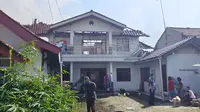 Rumah warga turut terbakar akibat kebakaran gudang JNE Cimanggis, Kota Depok. (Liputan6.com/Dicky Agung Prihanto)
