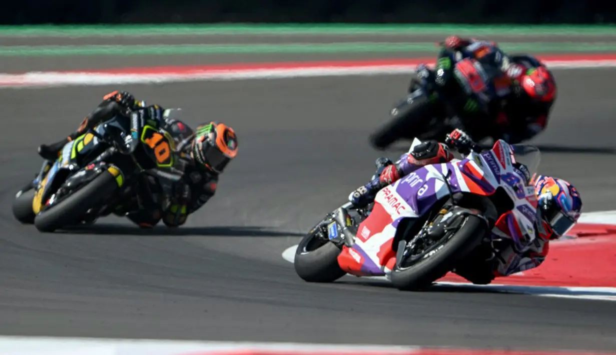 Jorge Martin berhak menempati urutan terdepan usai mengasapi Luca Marini dan Marco Bezzecchi yang harus puas menghuni peringkat kedua serta ketiga. (SONNY TUMBELAKA/AFP)
