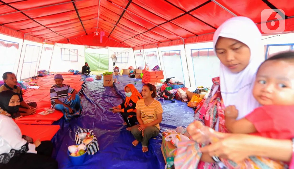 Kepala Kanwil III Bank BTN Iriska Dewayani (kiri) berdialog dengan warga terdampak Erupsi Semeru di tenda pengungsian Kabupaten Lumajang, Jawa Timur, Senin (13/12/2021). Sebelumnya BTN, memberikan bantuan berupa obat-obatan, makanan, selimut, tenaga medis dan tenda pengungsian. (Liputan6.com/HO/BTN)