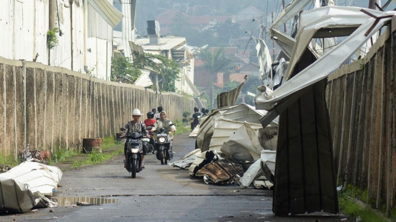 Hantaman bencana alam angin Puting Beliung telah meninggalkan kerusakan fatal di Kabupaten Bandung maupun di Kabupaten Sumedang.<br><br>Dahsyatnya kekuatan angin yang bergerak berputar itu juga disebut mirip dengan Tornado yang biasa melanda AS. Foto: AF