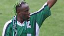 3. Taribo West - Pemain yang terkenal bukan karena performa apik di lapangan. namun karena gaya rambut yang ia milikiselalu berbeda di hampir setiap pertandingan. (AFP/Raih Moghrabi)