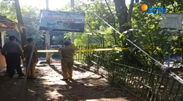 Kondisi jembatan yang telah berusia 10 tahun masih belum diperbaiki sehingga mengganggu aktivitas warga yang ingin berkebun.