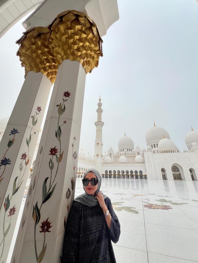 7 Potret Donna Agnesia Pakai Kaftan Waktu Liburan di Dubai Ini Curi Perhatian