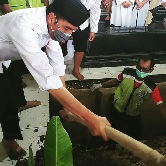 7 Momen Jokowi Kuburkan Ibundanya, Turun Langsung ke Liang Lahat