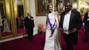 Putri Wales, Kate Middleton dari Inggris berbincang dengan Presiden Afrika Selatan, Cyril Ramaphosa di Istana Buckingham, London, Inggris pada 22 November 2022. Kate Middleton terlihat cantik  Mengenakan gaun putih dengan detail hiasan perak di bagian bahu. Gaun elegan tersebut merupakan rancangan dari Jenny Packham. (Victoria Jones/PA via AP)