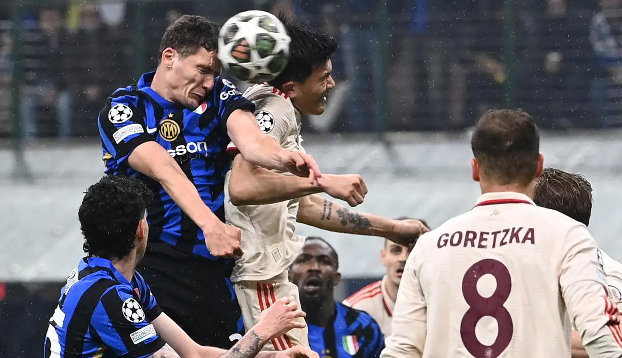 Berstatus tim tamu, Bayern Munchen terus mencoba membongkar pertahanan tuan rumah. (Isabella BONOTTO/AFP)