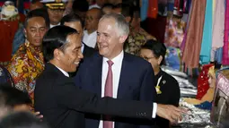 Presiden Indonesia Joko Widodo (kiri) dan Perdana Menteri Australia Malcolm Turnbull (tengah) berbincang saat blusukan di Blok A Pasar Tanah Abang, Jakarta, Kamis (12/11). (REUTERS/Darren Whiteside)