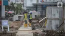 Pekerja membongkar jalur pedestrian di kawasan Kota Tua, Jakarta, Rabu (23/3/2022). Pemprov DKI Jakarta merevitalisasi pedestrian Kota Tua menjadi plaza pedestrian untuk mendukung program zona rendah emisi di destinasi wisata sejarah tersebut. (Liputan6.com/Faizal Fanani)