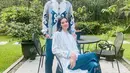 Rayakan idul fitri, keduanya kompakan pakai batik dan kebaya couple warna biru.