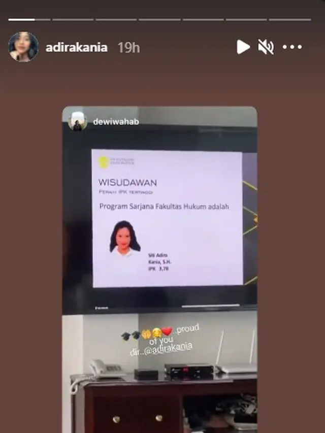 Adira Kania mendapatkan nilai terbaik dalam kelulusan sebagai sarjana hukum (Instagram Stories)
