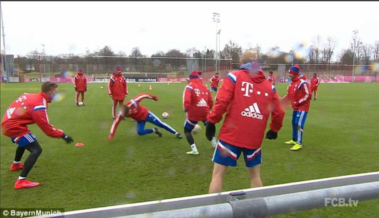 Kejadian ini membuat rekan-rekannya di Bayern Muenchen tertawa terbahak-bahak