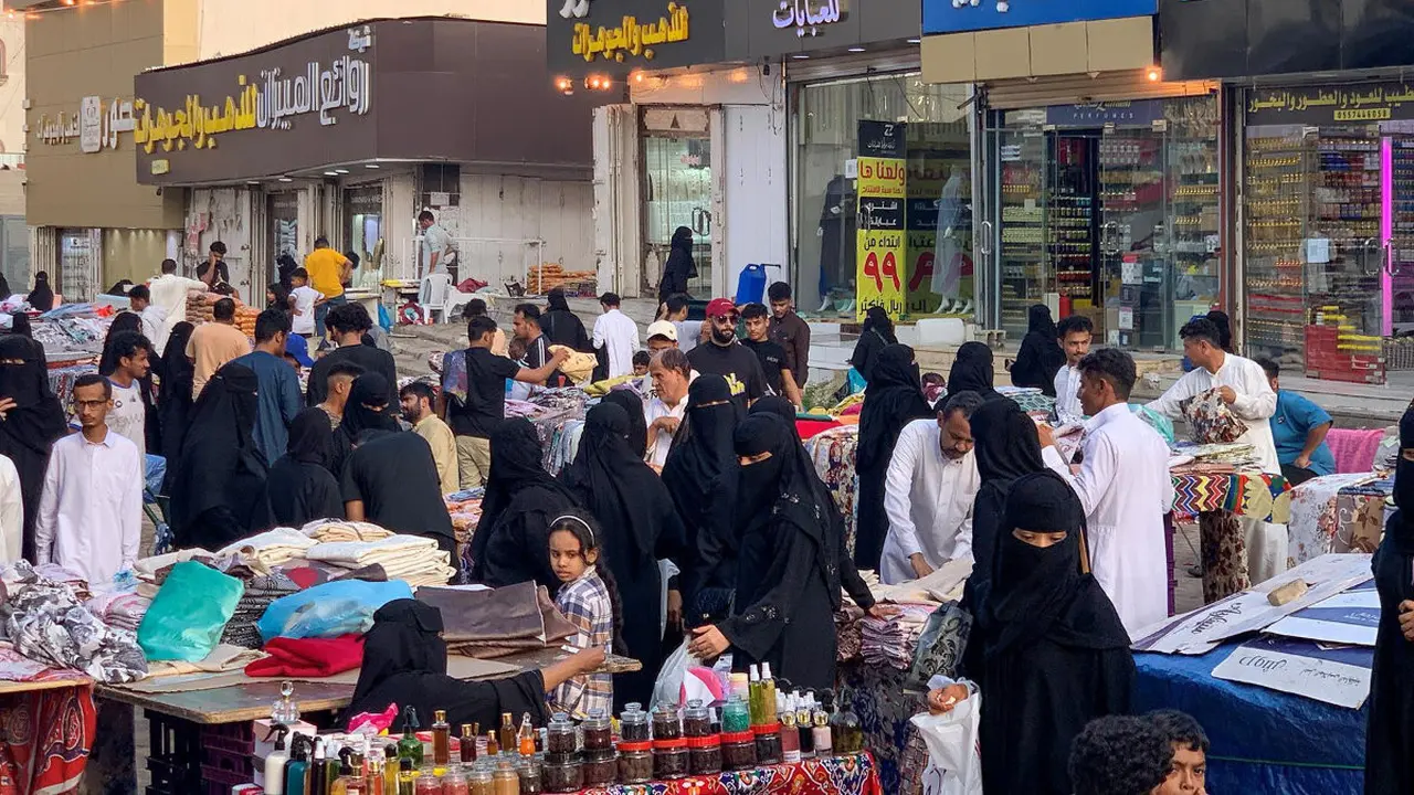 Dengan tradisi merayakan Idul Fitri yang berbeda, masyarakat Arab Saudi lebih memilih untuk bepergian ke luar dan berbelanja. (Dok: Saudi Press Agency/SPA)