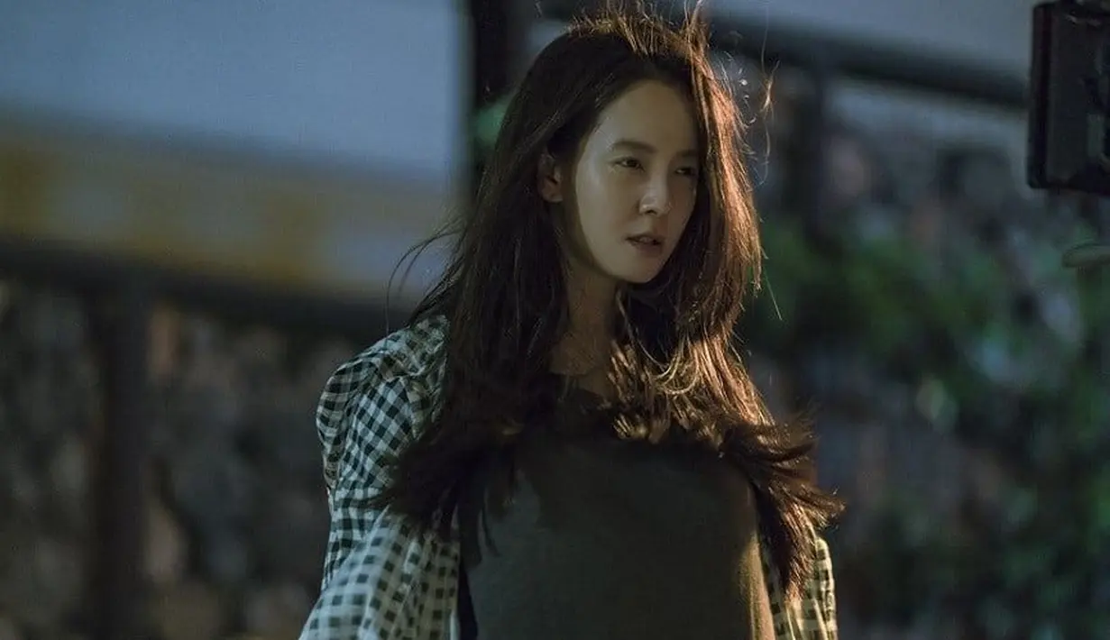 Dilansir dari Soompi, drama ini menceritakan adanya hubungan keberuntungan dari Yoo Philip (Park Shi Hoo) dan Eul Soon (Song Ji Hyo). (Soompi)