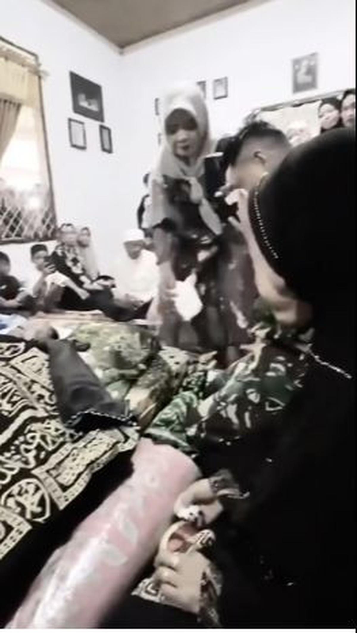 Di akhir video, air matapun kian jatuh di pipinya. Kehilangan sang ayah membuat dirinya seolah hancur hingga tak mampu menahan tangis. <br>