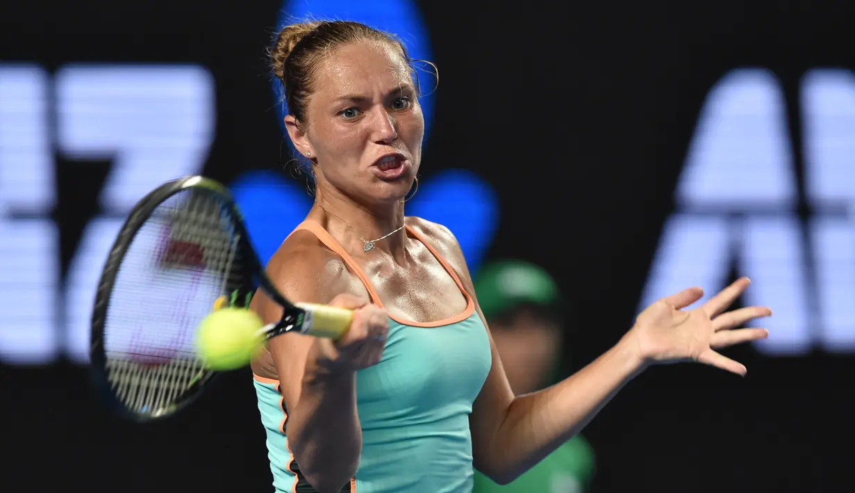 Petenis putri asal Ukraina Kateryna Bondarenko mengembalikan bola pukulan lawannya asal Rusia Svetlana Kuznetsova pada pertandingan babak kedua Australia Terbuka di Melbourne, Australia, (20/1/2016). (AFP/SAEED KHAN)