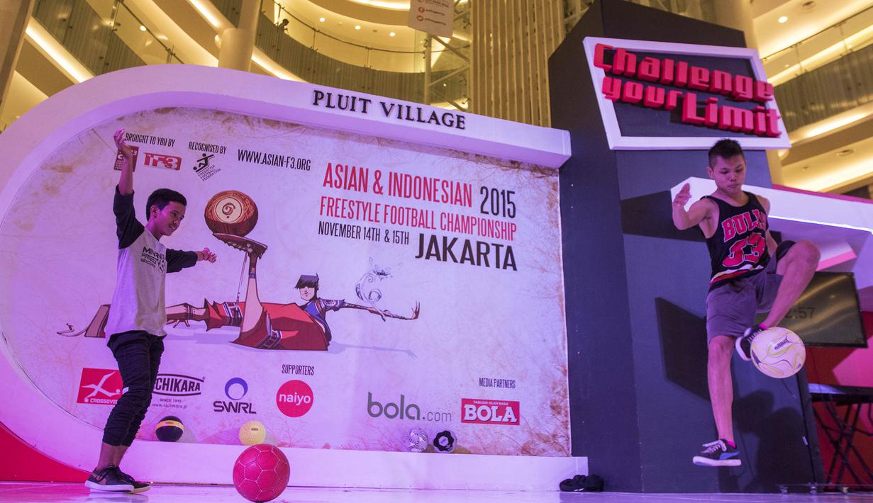 Freestyler, Mathias Andriyadi (kanan) juggling bola sambil lompat pada final Indonesia Freestyle Football Championship 2015 di Mall Pluit Village, Jakarta, Sabtu (14/11/2015). (Bola.com/Vitalis Yogi Trisna)